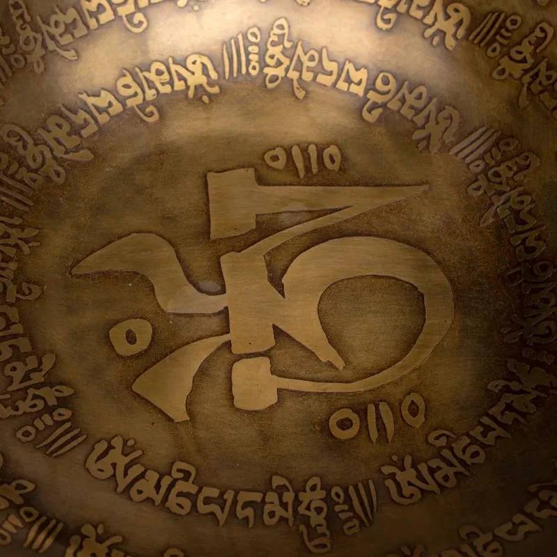 Klankschaal Tibet gegraveerd -- 1325-1500 g; 23x10 cm - Afbeelding 3