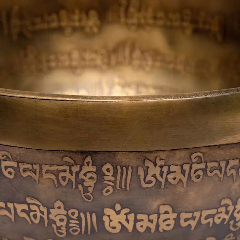 Klankschaal Tibet gegraveerd -- 1325-1500 g; 23x10 cm - Afbeelding 4