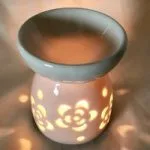 Oliebrander in wit keramiek met uitgesneden bloemen Aromabrander voor geurolie of wax smelt - Afbeelding 3