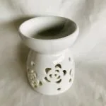 Oliebrander in wit keramiek met uitgesneden bloemen Aromabrander voor geurolie of wax smelt