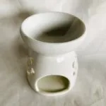 Oliebrander in wit keramiek met uitgesneden bloemen Aromabrander voor geurolie of wax smelt - Afbeelding 2