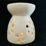 Oliebrander in wit keramiek met uitgesneden bloemen 9x7,5x7.5cm Aromabrander voor geurolie of wax smelt - Afbeelding 2