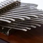 Hluru Kalimba 24 toetsen notenhout met Levensboom -  20 cm x 14 cm x 5 cm - Afbeelding 5